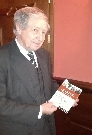 Roland B. Müller mit Buch